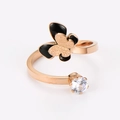 Detalle de anillo de mariposa en oro rosa con esmalte negro y piedra de circón - US 6 / Oro rosa