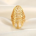 Vue détaillée de la bague arbre de vie dorée avec motif ovale ajouré sur satin blanc - Or 18K Arbre de Vie