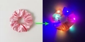 Elastico per capelli in raso rosa con LED ed effetto luminoso colorato al buio - Scrunchie Standard / Luminoso-Rosa
