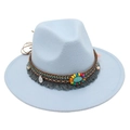 Dettaglio del cappello fedora azzurro con fascia etnica di perline e nappa turchese boho - Taglia unica (Tesa piatta) / Celeste