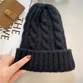 Detail einer schwarzen Strickmütze mit Zopfmuster, Rollrand und warmer Wollstruktur - M(56-58cm) / Schwarz
