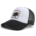 Cappellino trucker classico bianco e nero con rete traspirante e patch cinghiale - L (58-60cm) / Nero & Bianco