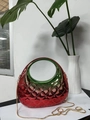 Sac à main en acrylique rouge et vert brillant avec matelassage losange et chaîne dorée - Rouge Métallique