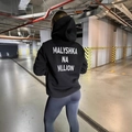 Oversize-Hoodie in Schwarz mit weißem MALYSHKA NA MILLION-Schriftzug hinten - S / Schwarz