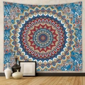 Dettaglio di un arazzo mandala boho con vivaci motivi floreali su una parete chiara - 73X95CM / Tessuto spazzolato