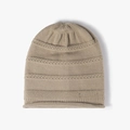 Gorro de punto beige grueso para mujer con elegante textura de trenzas trenzadas - Caqui
