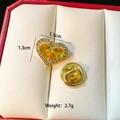 Detalle macro de broche de corazón con dimensiones 1,5x1,3cm y peso de 2,7g - C100-Corazón Amarillo