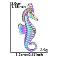 Dettaglio del ciondolo a forma di cavalluccio marino arcobaleno con misure di 3,0x1,2 cm - Ciondolo / Arcobaleno