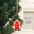 Detail eines hölzernen Weihnachtswichtels mit grünem Karomuster an einem Tannenbaum - Geflochtener Stil
