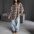 Detail van oversized geruit shirt in bruin en blauw met katoen linnen textuur en knopen - S / Donkerbruin