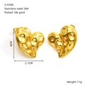 Vue détaillée des boucles d'oreilles cœur en acier inoxydable plaqué or 18 carats - Grand Style de Cœur Martelé (S-E490)