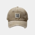 Primer plano de gorra de béisbol caqui lavada con bordado MARIA y efecto desgastado - Ajustable / Caqui