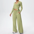 Détail du haut court cache-cœur et du pantalon de yoga taille haute à jambes larges vert sauge - Vert Citron