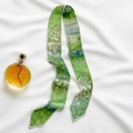 Groene zijden sjaal met olieverfstijl print op elegante witte zijden achtergrond - Groen Bloemenveld
