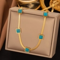 Collana bohémien in acciaio inox dorato con quattro pietre turchesi su scatola porta gioielli - Collana a Catena Serpente Oro con Tre Turchesi (86221)