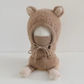 Dettaglio cappello di peluche marrone con orecchie da orso e scaldacollo integrato - 3-8 Anni / Marrone