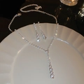 Detalle del conjunto de collar de lazo con pedrería plateada y pendientes perla - Juego de Collar y Pendientes de Diamantes de Imitación Plateados de 2 Piezas