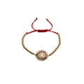 Dettaglio del ciondolo della Vergine Maria con zirconi colorati su bracciale rosso - Perline Dorate & Corda Rossa