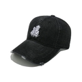 Dettaglio del ricamo dalmata e visiera consumata sul cappellino di jeans nero lavato - M (56-58cm) / Nero