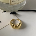 Vista detallada de anillo de corazón dorado grueso con diseño pulido sobre cinta de seda - Estilo abierto ajustable / Dorado