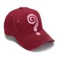 Dettaglio cappello baseball bordeaux vintage con graffiti punto interrogativo rosa e strappi - Taglia unica / Rosso Scuro