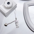Dettaglio del portachiavi gatto floccato bianco con catena d'argento e campanello a cuore - Bianco