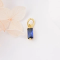 Macro-opname van rechthoekige blauwe zirkoon hanger met gouden rand voor DIY sieraden - Donkerblauw