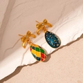 Dettaglio orecchini vintage a fiocco con motivi geometrici colorati e finitura dorata - Orecchini Colorati (Perno in Argento)