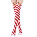 Dettaglio delle calze sopra il ginocchio a righe bianche e rosse con renne in 3D - Taglia unica / Righe Diagonali Rosso e Bianco/Renna Gialla
