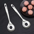 Cuillère à boulettes en acier inoxydable poli sur fond de pierre sombre - Acier inoxydable / Cuillère à boulettes de viande standard