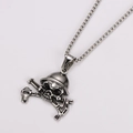 Detalle del colgante de calavera y martillo de plata en una cadena de acero inoxidable - Con cadena 3mm*60cm / Plata antigua