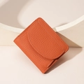 Mini portefeuille pliable en cuir grainé orange caramel avec rabat incurvé et couture fine - Orange
