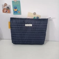 Marineblaue gesteppte Kosmetiktasche mit Streifen und Markenetikett für die Reise - Kosmetiktasche (Horizontale Streifen)