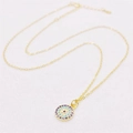 Elegante collana in argento S925 dorato con ciondolo malocchio blu su sfondo bianco neutro - Argento 925 / Oro