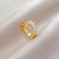 Nahaufnahme goldener Kronenring mit Strasssteinen und LOVE-Gravur auf Champagner-Satin - Einstellbar Offen / Echt Vergoldet Gold