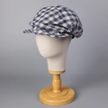 Dettaglio di un cappello da strillone a quadretti blu e bianchi in cotone e lino su testa - M (56-58cm) / Blu