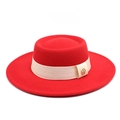 Eleganter roter Wollfilz-Flachhut für Damen mit beigem Band und goldener Schnalle - M (56-58cm) / Rot