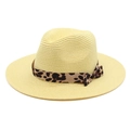 Détail d'un chapeau Panama en paille tressée avec ruban léopard élégant et nœud décoratif - M (56-58cm) / Jaune