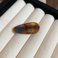 Gros plan d'une pince à cheveux en acrylique faite main avec motif écaille et logo - Clip Latéral Bec de Canard / Bleu Marron