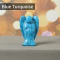 Engel-Skulptur aus blauem Türkis mit natürlicher Aderung auf grauem Holzgrund - Blauer Türkis / 1,5 Zoll