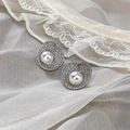 Détails des boucles d'oreilles créoles argentées avec perles et cristaux sur dentelle - Style Rond Argent (73#)