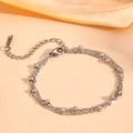 Detalle de pulsera multicapa de acero inoxidable plateado con cuentas y cierre de mosquetón - Pulsera de Plata