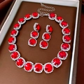 Dettaglio di parure vintage con pietre preziose rosse e cristalli scintillanti in scatola - Collana-Rosso-Set da 2 Pezzi / Rosso