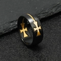 Anello punk da uomo in acciaio inossidabile nero e oro con croce su sfondo di roccia scura - US 9 / Croce Oro Nero Punk