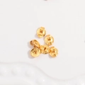 Makroaufnahme von vergoldeten S925 Sterling Silber Schmetterling Ohrmuttern mit Punzierung - Gold 4mm Klein 1 Paar