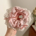 Detail van roze geplooide scrunchie met witte kantrand en kleine strikjes van lint - Roze met Drie Strikken