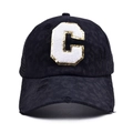 Detalle del parche 'C' de chenilla con lentejuelas doradas y estampado de leopardo en gorra - Estilo Letra C (C-漏洞马尾棒球帽)