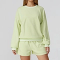 Damen Freizeit-Set aus hellgrünem Sweatshirt und Shorts mit weißen Kontraststreifen - S / Zitronengrün / Oberteil + Shorts