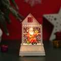 Dettaglio di una casetta di Babbo Natale bianca in stile europeo con luce calda soffusa - Babbo Natale