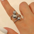Vue détaillée d'une bague spirale argentée à trois couches avec billes métalliques polies - Argent Spirale Trois Billes (9176)